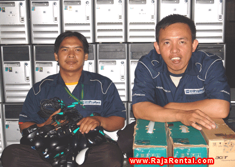 Teknisi RH ProRent dengan seragam kebesaran Raja Rental